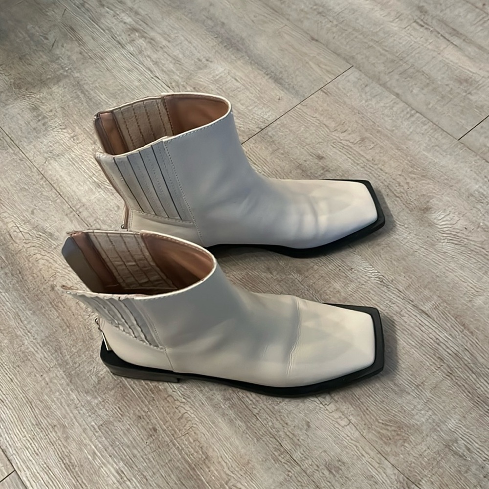 Beautiful white/cream boots